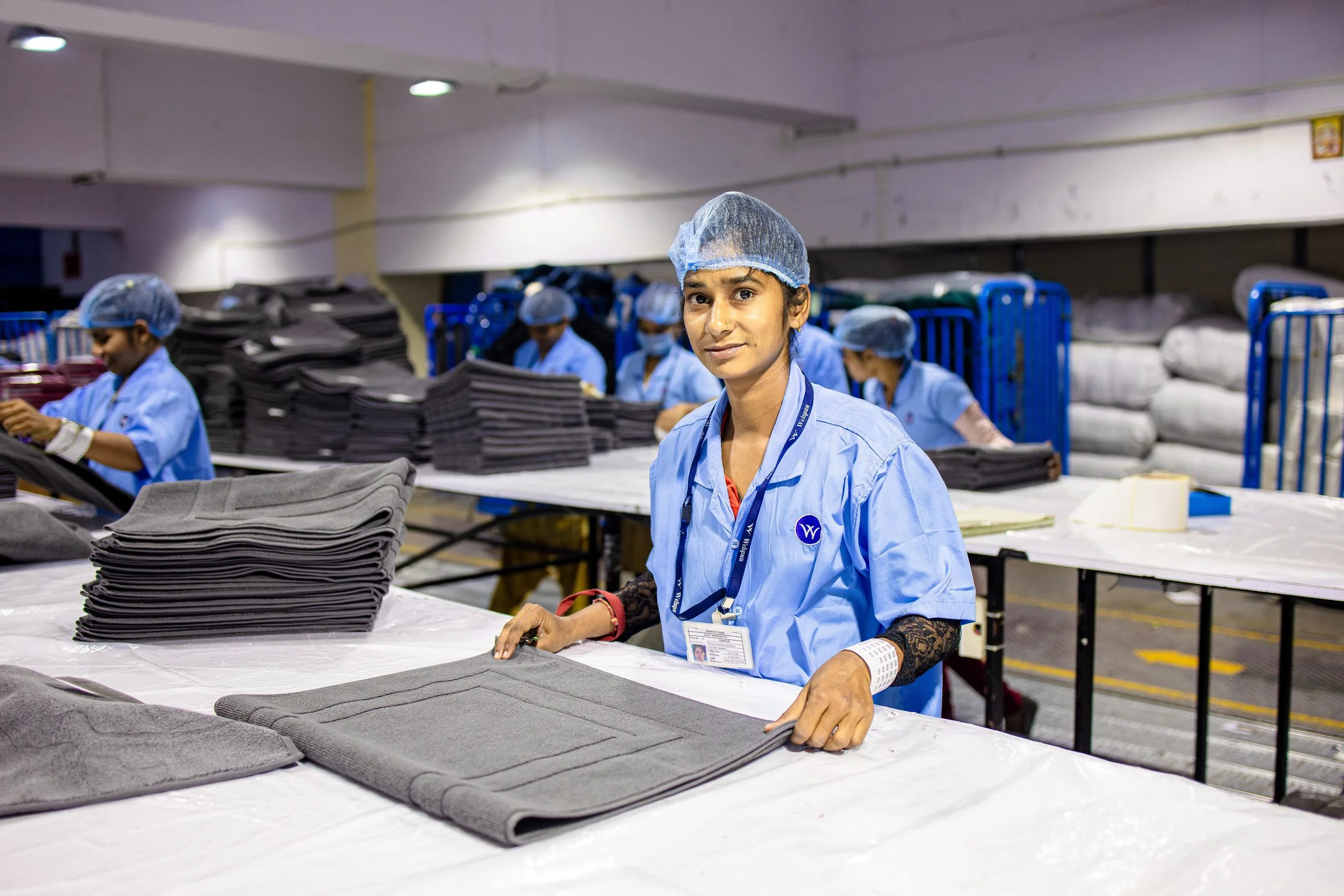 Tekstilarbeider ved pakkebordet i en fabrikk