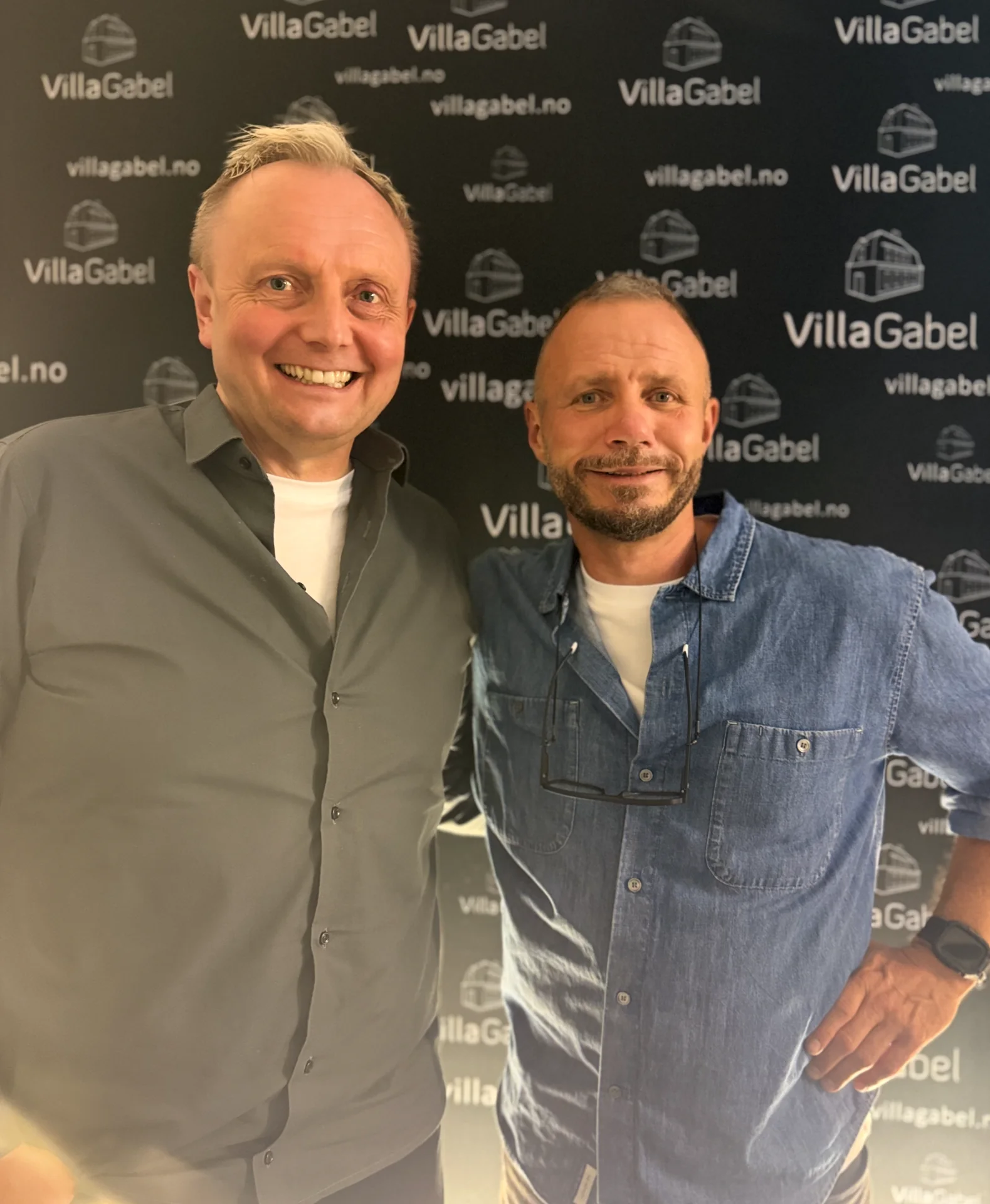 Jørn Næss og Jon Inge Gullikstad sammen, foran en mørk vegg.