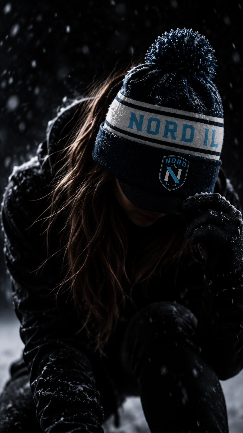 Supporter i Nord IL-lue med dusk, i tett snøvær