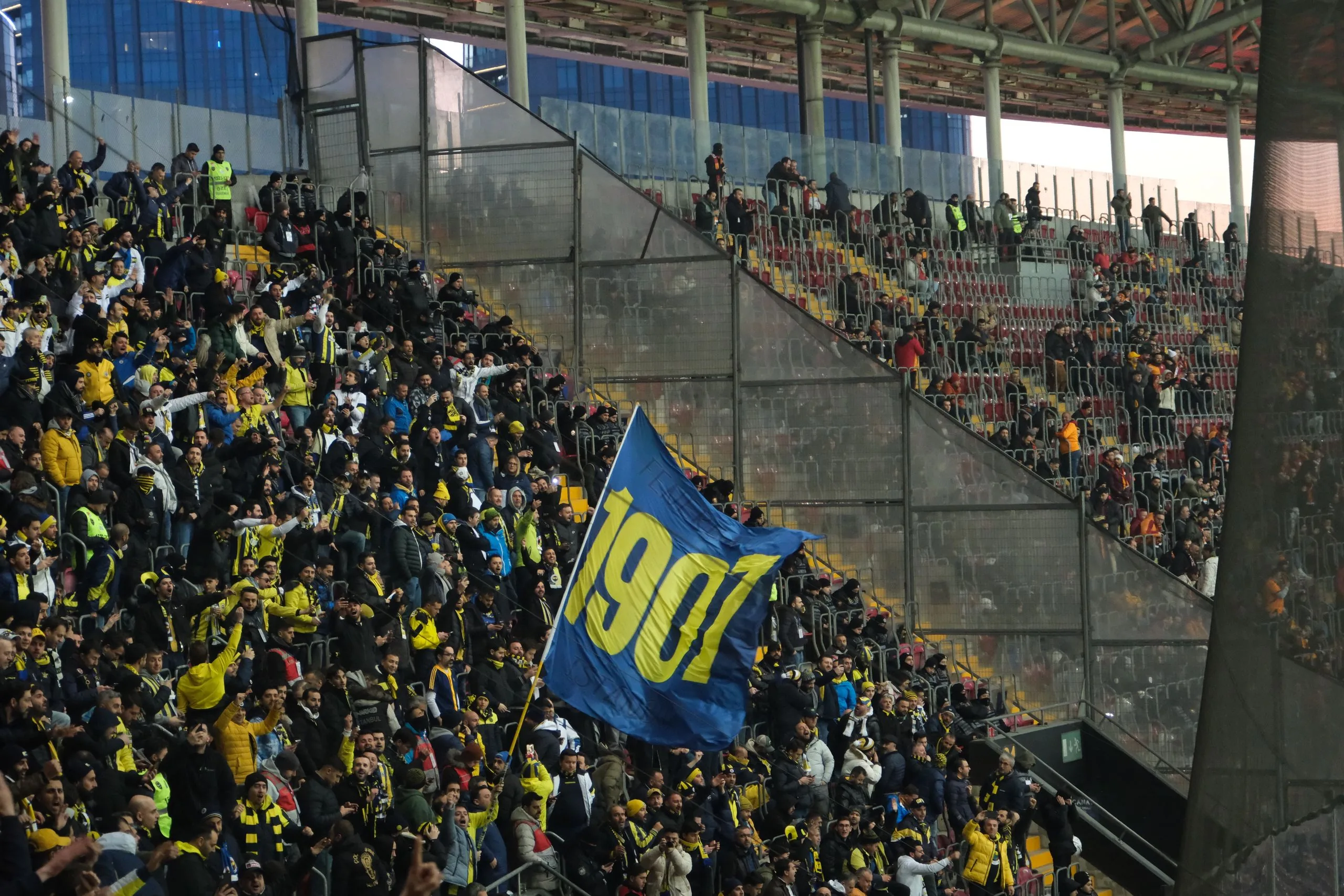 Full tribune med flagg og supportere