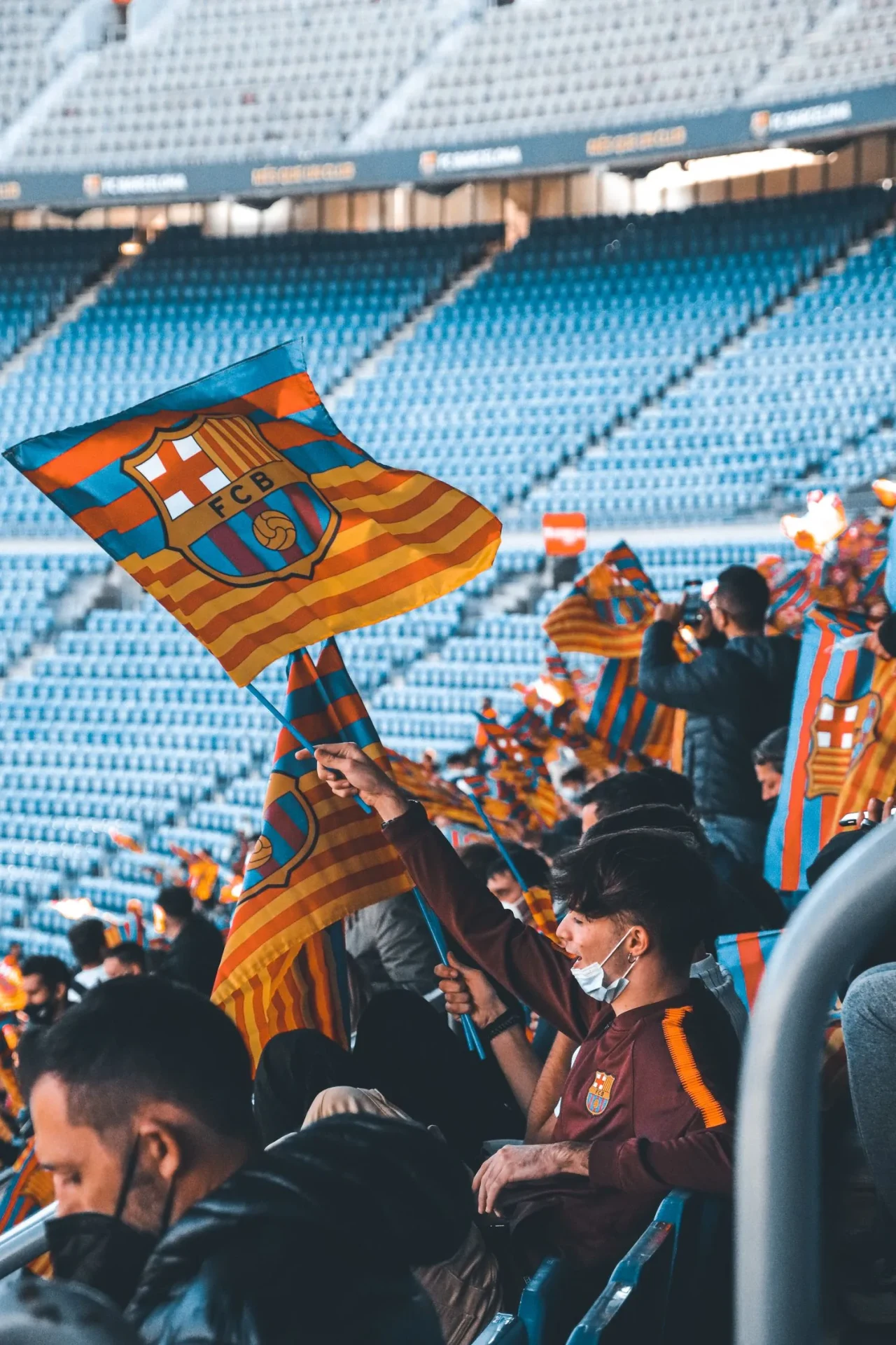 Supporter med klubbflagg på stadion